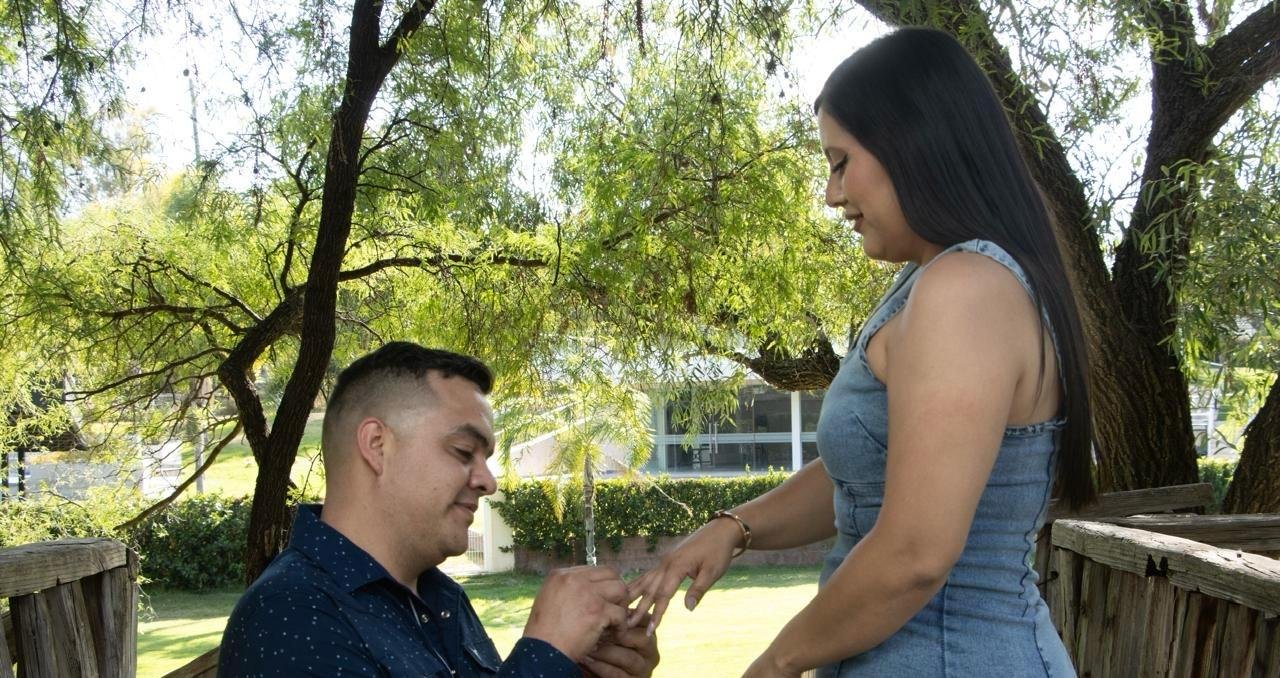 Novios caminando durante su boda